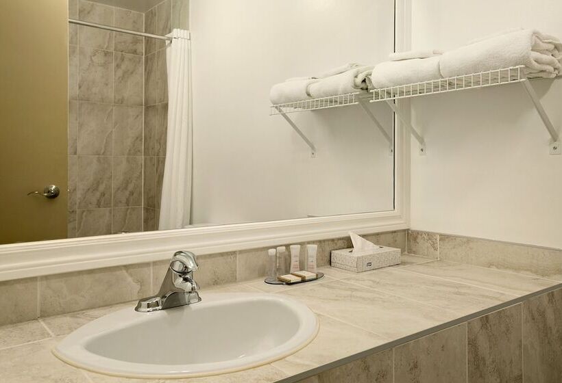 ２ダブルベッドのスタンダードルーム, Days Inn By Wyndham Montreal East