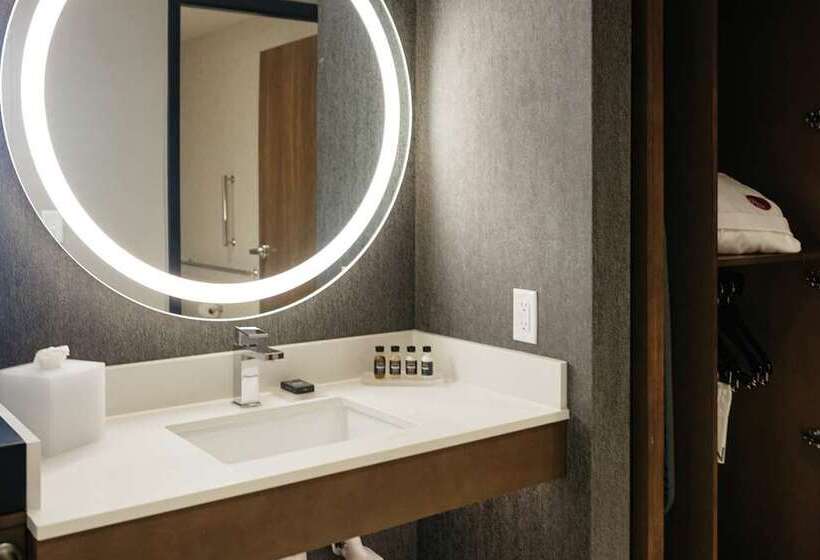 キングサイズベッドのジュニアスイート, Hilton Vancouver Washington