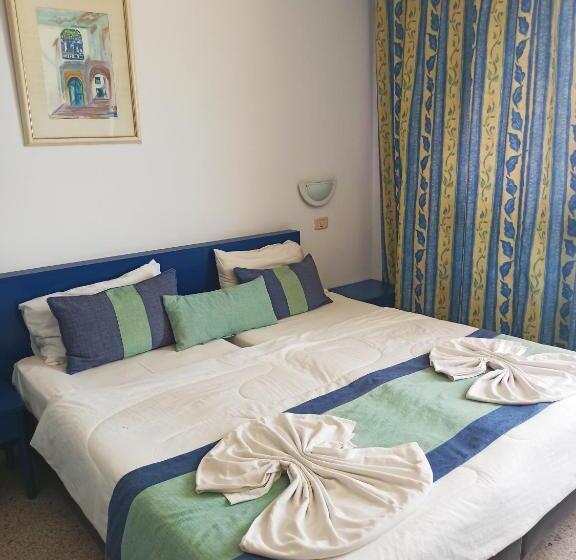 اتاق استاندارد سه نفره, Residence Boujaafar