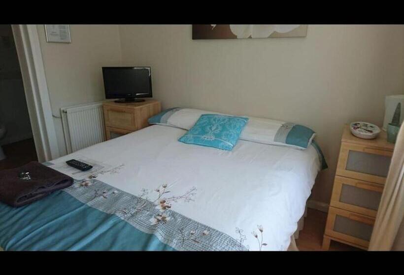 标准间, Room In Guest Room   En Suite Shower Room Double Room With 1 Double Deyr