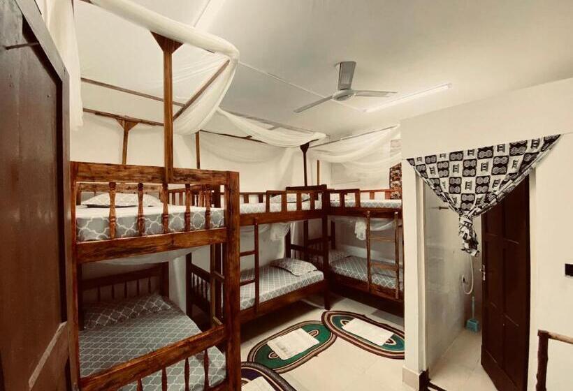 اتاق استاندارد سه نفره, Sanaa Hostel
