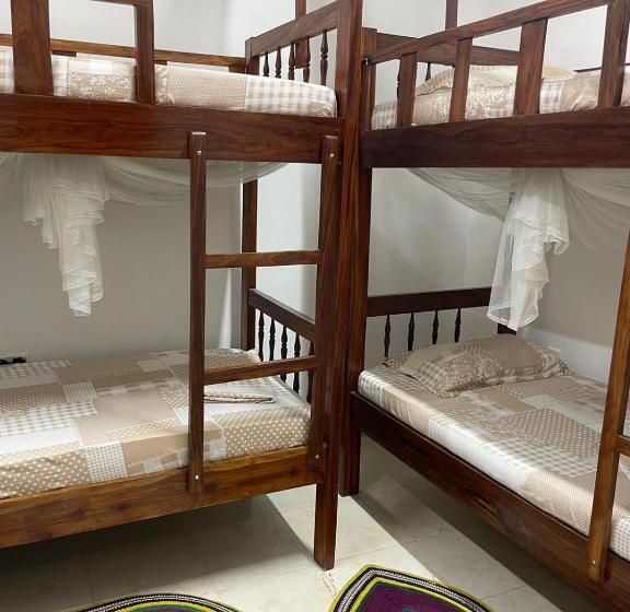 اتاق استاندارد سه نفره, Sanaa Hostel