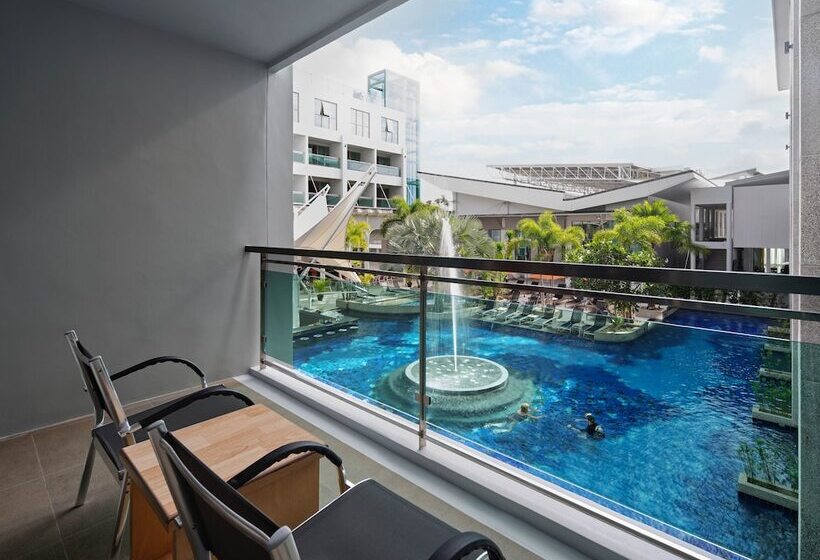 Номер Deluxe Вид на Бассейн, The Kee Resort & Spa
