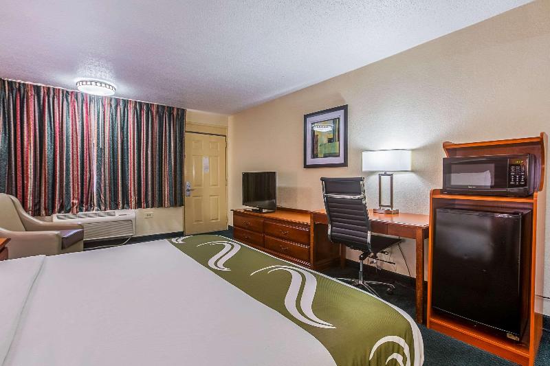 חדר סטנדרט עם מיטת קינג, Quality Inn Atlanta Northeast I85
