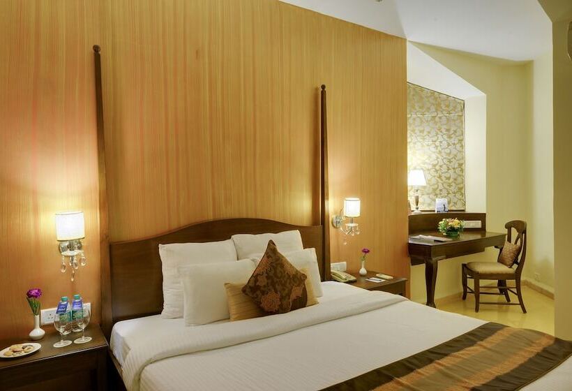 小型套房, The Crown Goa
