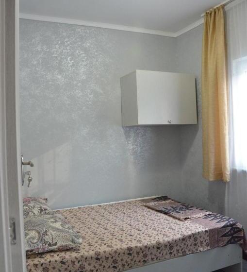 اتاق اکونومی, Hostel California
