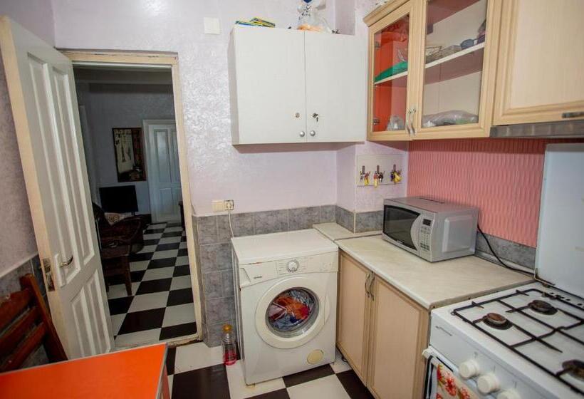 تختخواب در اتاق مشترک, Hostel California