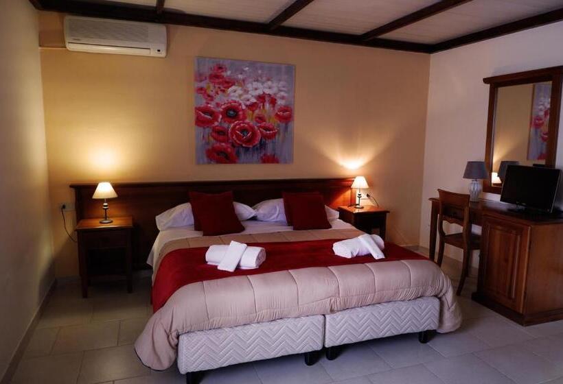 اتاق استاندارد چهار تخته, Borgo Antico