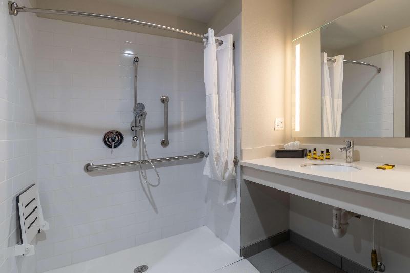 اتاق استاندارد با تخت بزرگ برای معلولان, Best Western Plus Tacoma
