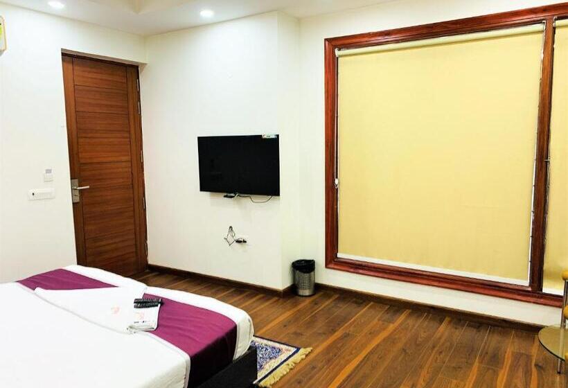 バルコニー付きデラックスルーム, Lime Tree Hotel Pulkit Gurgaon Artemis Hospital, Nearest Metro Huda City Centre