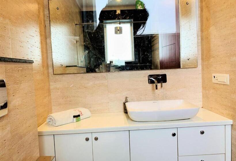 バルコニー付きデラックスルーム, Lime Tree Hotel Pulkit Gurgaon Artemis Hospital, Nearest Metro Huda City Centre