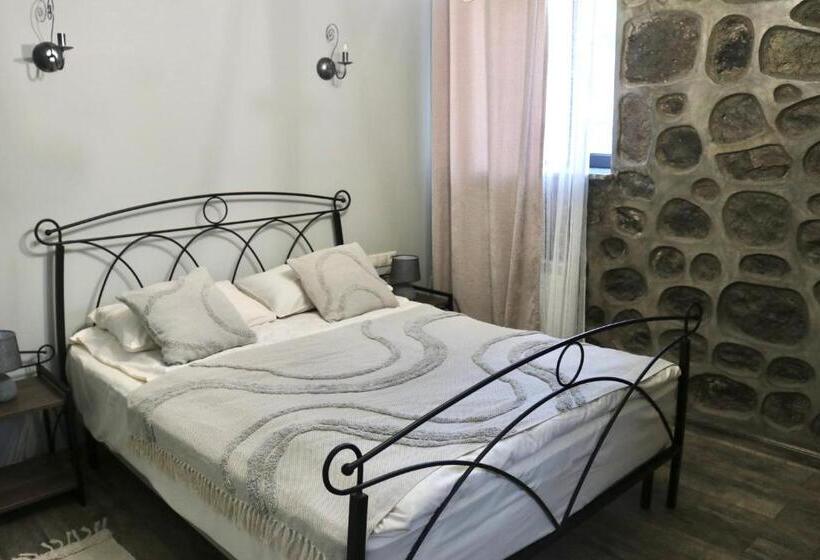 اتاق عادی, Redroof Country House