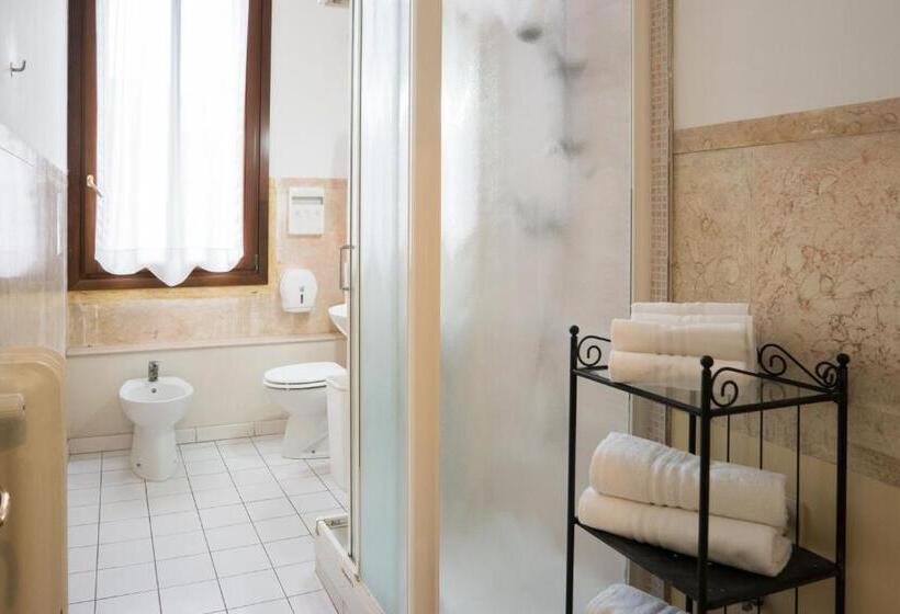 اتاق استاندارد سه تخته با سرویس بهداشتی مشترک, Corte Canal Venice