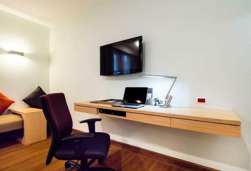 Quarto Superior, Solo, Sukhumvit 2, Bangkok   Sha Extra Plus
