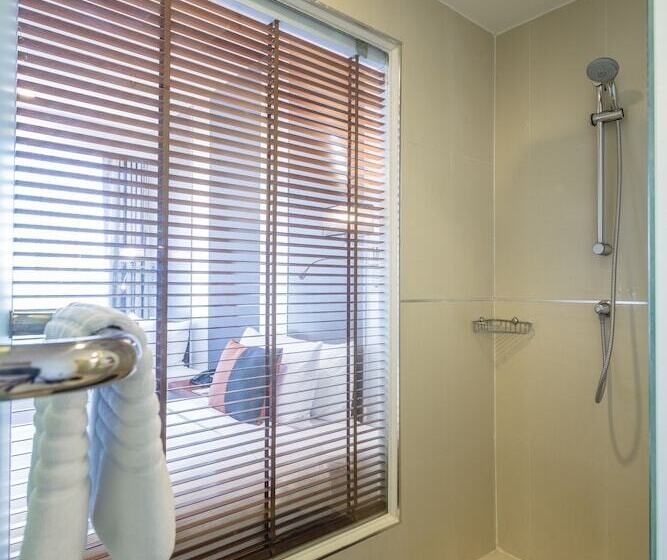 Quarto Deluxe, Solo, Sukhumvit 2, Bangkok   Sha Extra Plus