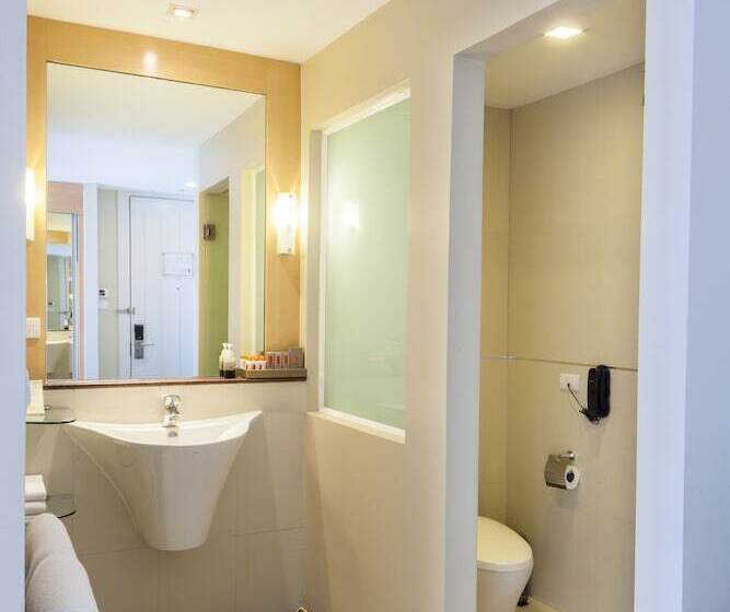 Quarto Deluxe, Solo, Sukhumvit 2, Bangkok   Sha Extra Plus