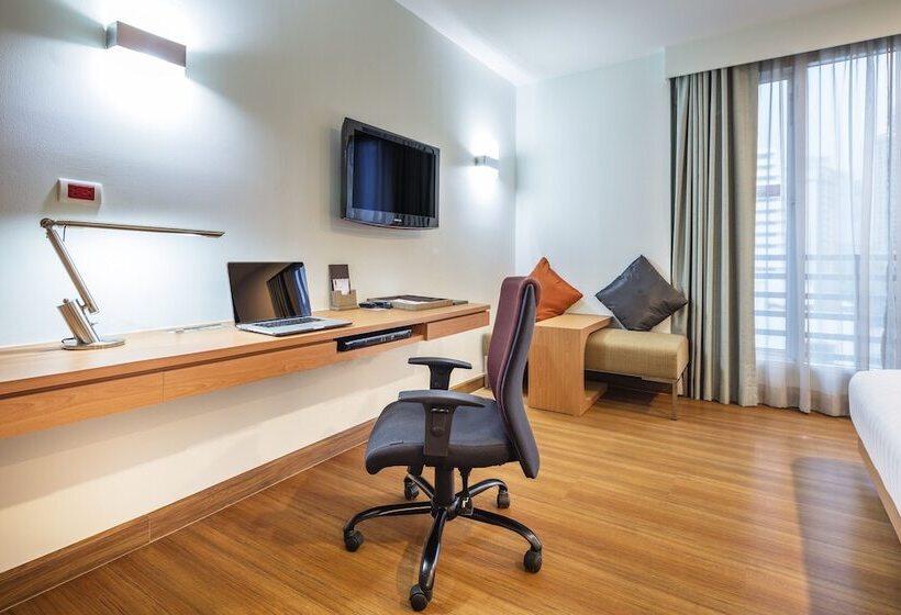 Quarto Deluxe, Solo, Sukhumvit 2, Bangkok   Sha Extra Plus
