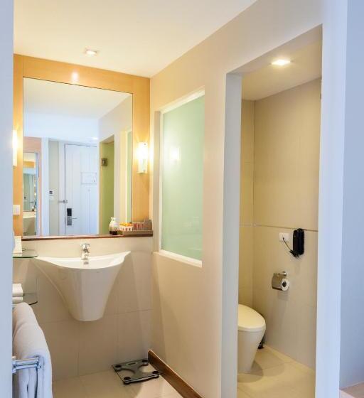 Quarto Deluxe, Solo, Sukhumvit 2, Bangkok   Sha Extra Plus