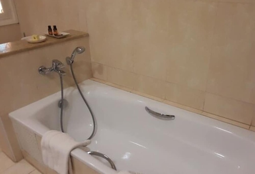 Полулюкс, Domaine De La Roseraie Resort