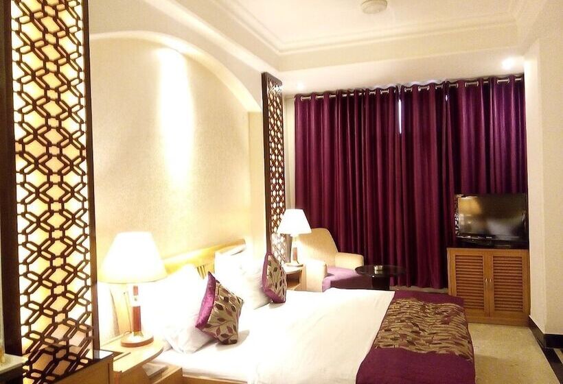 اتاق اجرایی, Emperor Palms At Karol Bagh