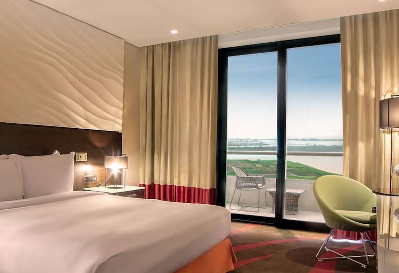 סוויטת דלוקס עם נוף, Radisson Blu Hotel, Abu Dhabi Yas Island