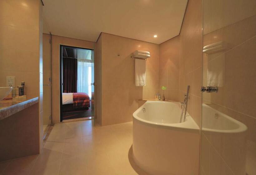 전망이 좋은 디럭스 스위트, Radisson Blu Hotel, Abu Dhabi Yas Island