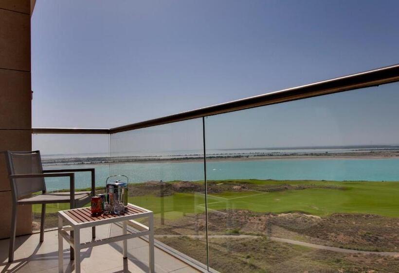 발코니가 있는 바다 전망 수피리어 룸, Radisson Blu Hotel, Abu Dhabi Yas Island