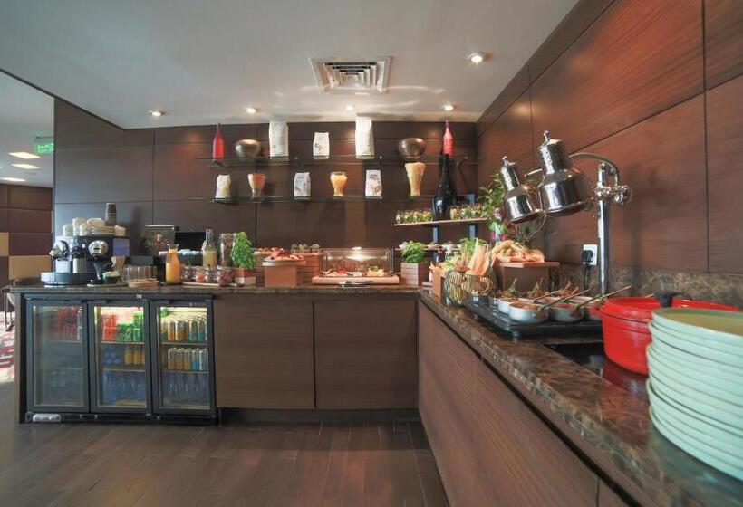 סוויטת ג'וניור נוף לים, Radisson Blu Hotel, Abu Dhabi Yas Island