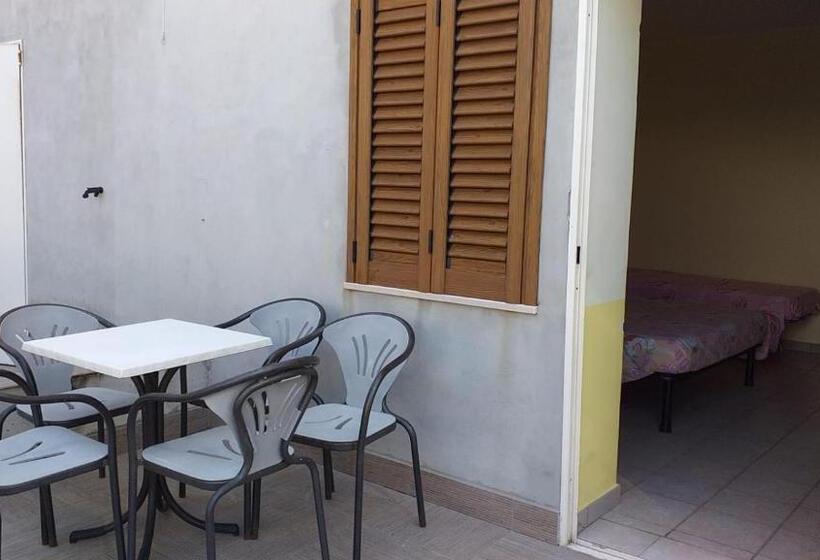 Номер Стандарт Индивидуальный, Room In Bb   Spacious Double Room A Stones Throw From The Sea