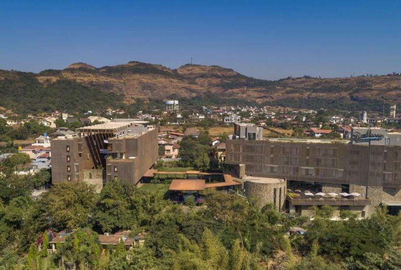Люкс с Балконом, Radisson Resort And Spa Lonavala