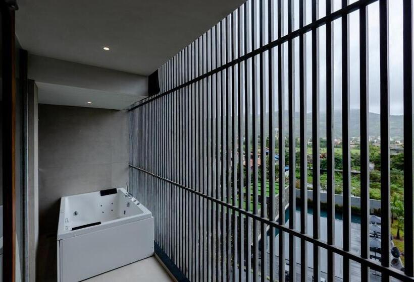 Люкс с Балконом, Radisson Resort And Spa Lonavala