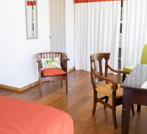 اتاق استاندارد با چشم‌انداز استخر, Escapade Bellepierre