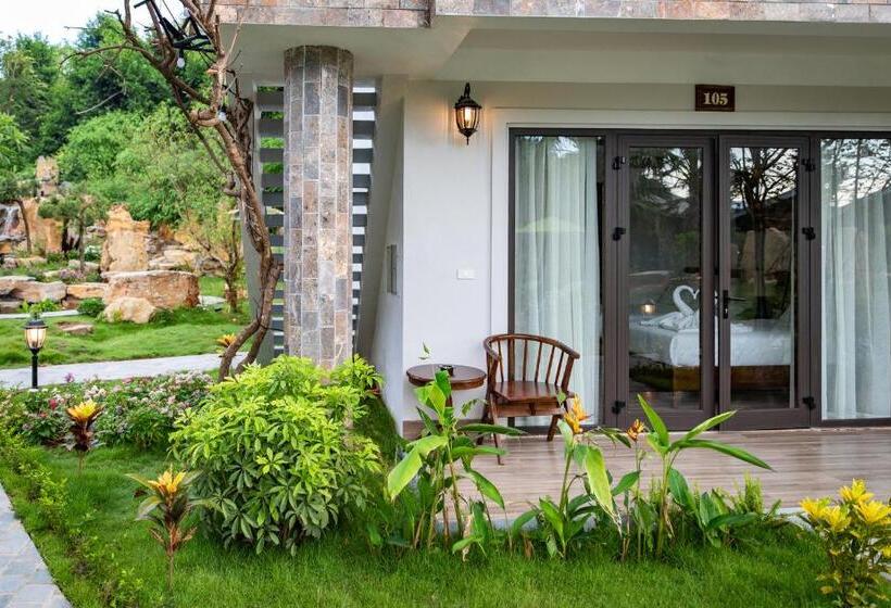 اتاق استاندارد با چشم‌انداز استخر, Bai Dinh Riverside Resort & Spa