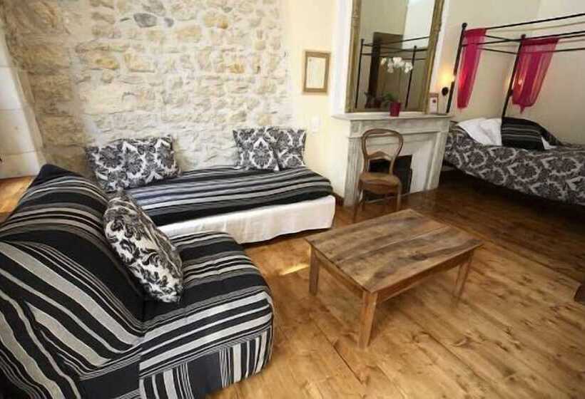 חדר משפחתי, Hôtel De La Paix