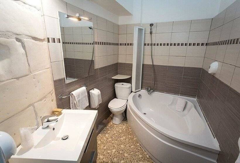 חדר משפחתי, Hôtel De La Paix