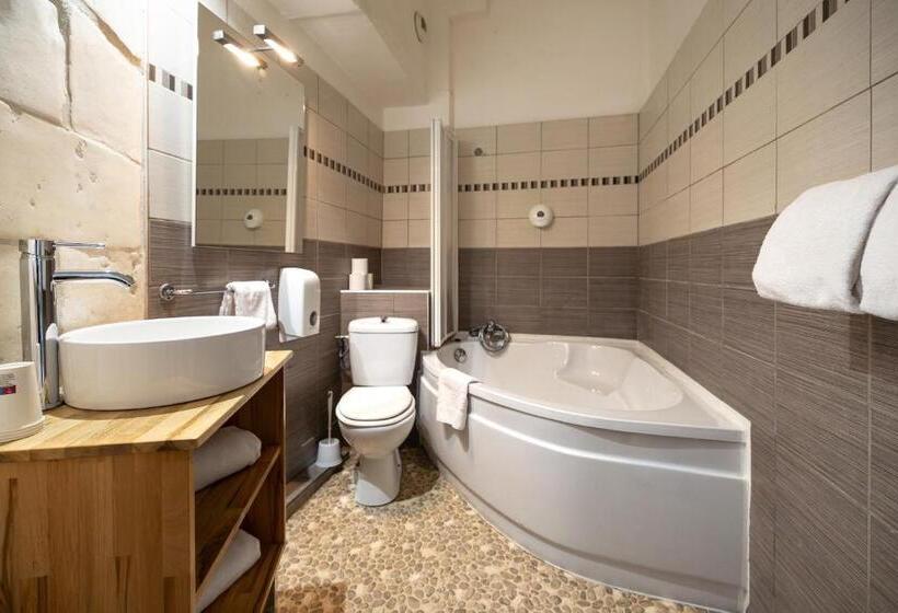 חדר משפחתי, Hôtel De La Paix
