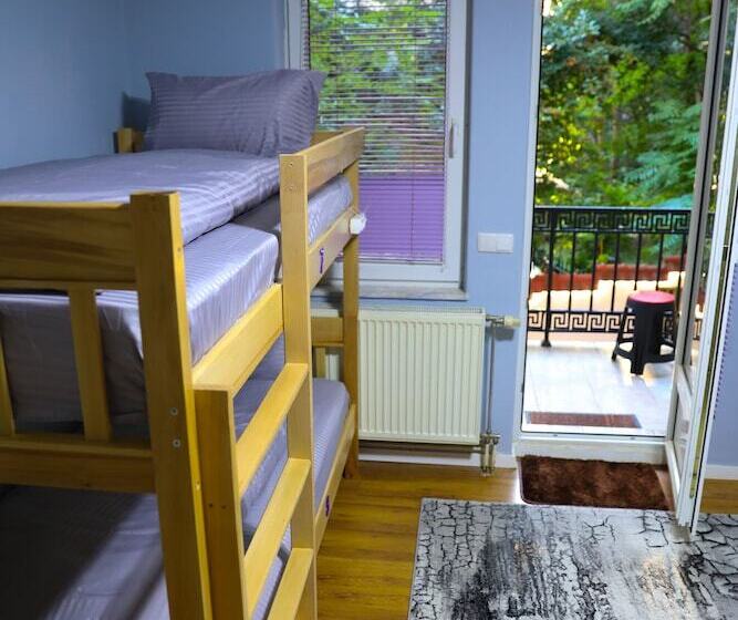 تختخواب در اتاق مشترک, City Park Apartments