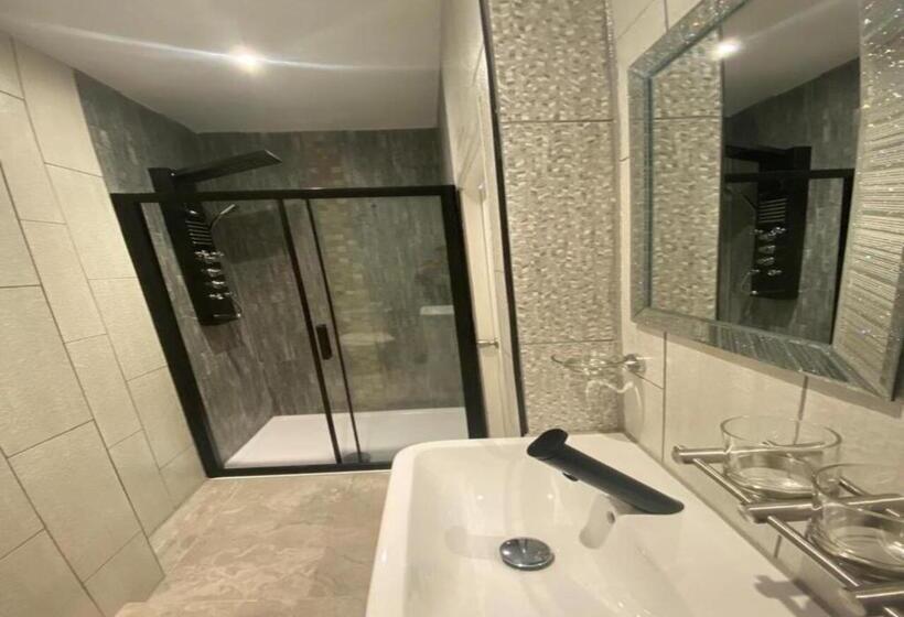 デラックスの４人部屋, Alexander Hotel Fully Refurbished All Rooms En Suite