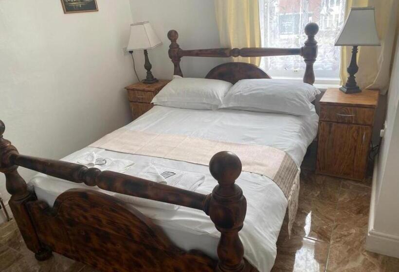 デラックスの４人部屋, Alexander Hotel Fully Refurbished All Rooms En Suite