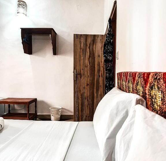 Quarto Economy, Cezere The Palm