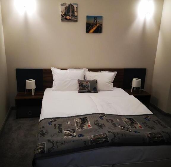اتاق استاندارد با چشم‌انداز باغ, Family Hotel Novel City