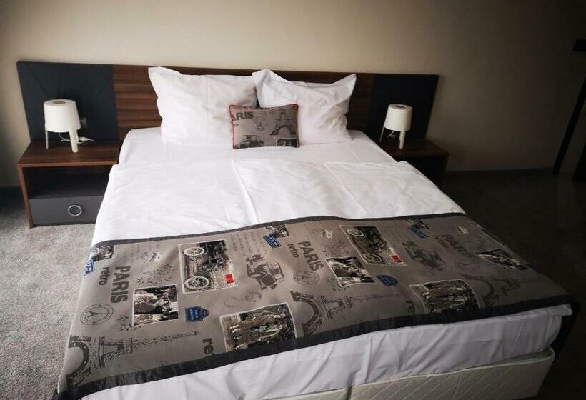 اتاق استاندارد با چشم‌انداز باغ, Family Hotel Novel City