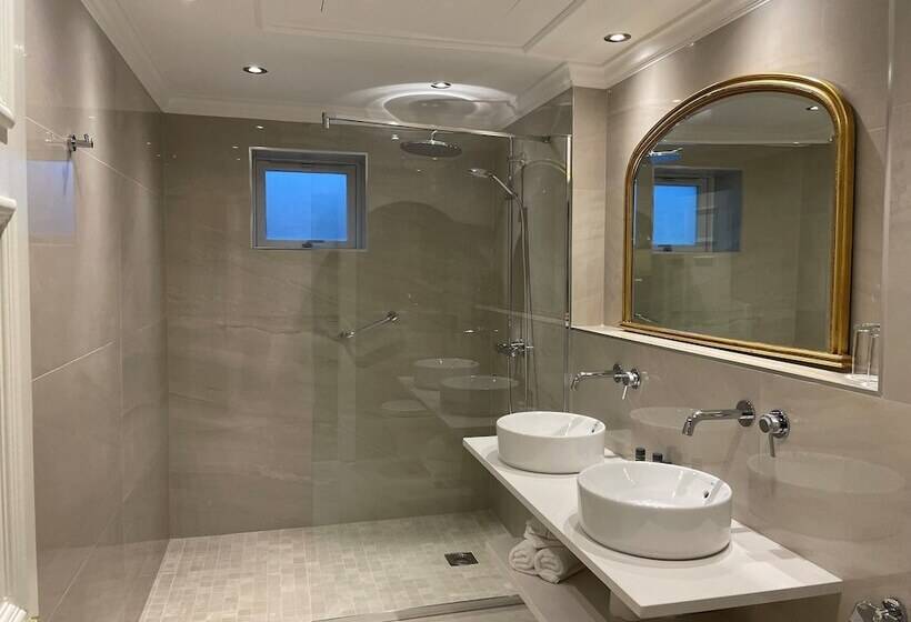 Семейный Номер, Clanard Court