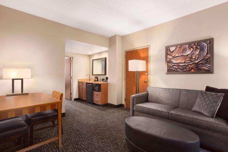 Люкс Кровать Кинг, Embassy Suites Northwest Arkansas   Hotel, Spa & Convention