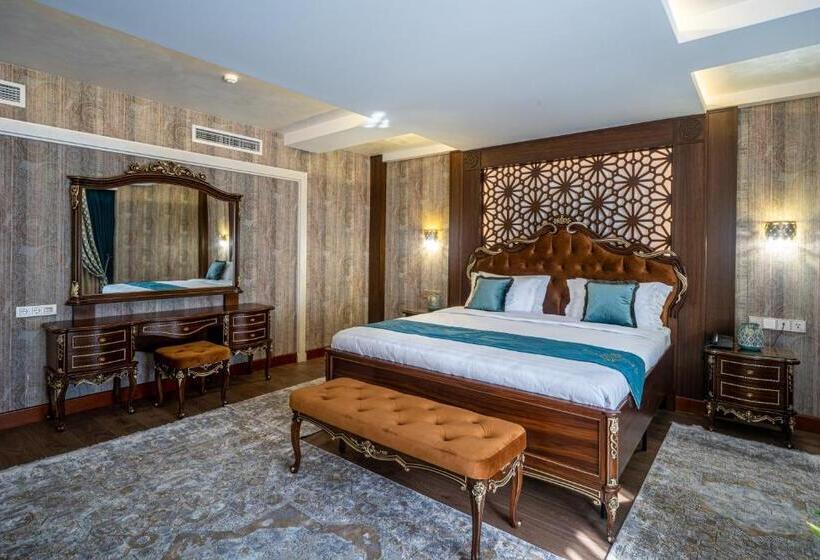 سوئیت با تخت بزرگ, Manor