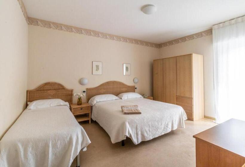 Quarto Triplo Estandar com Sacada, Villa Arizona