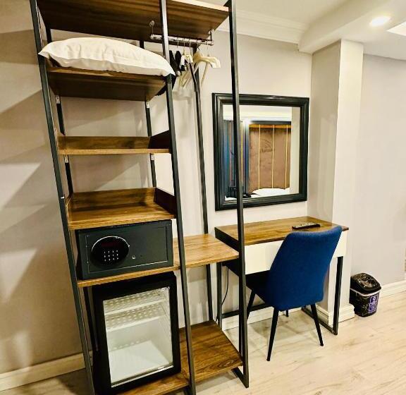 Standard Triple Room with Terrace, Sirkeci Quietness