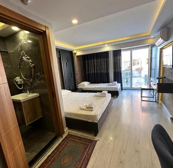Standard Triple Room with Terrace, Sirkeci Quietness
