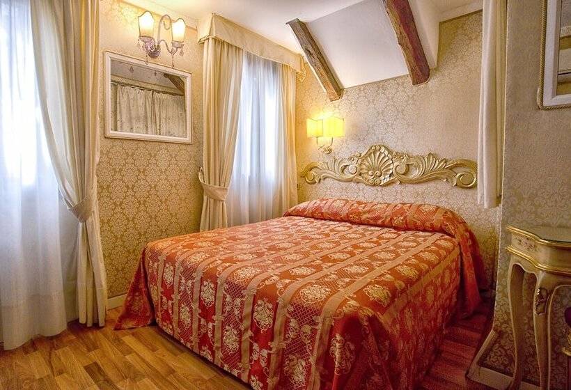 اتاق اکونومی, Noemi