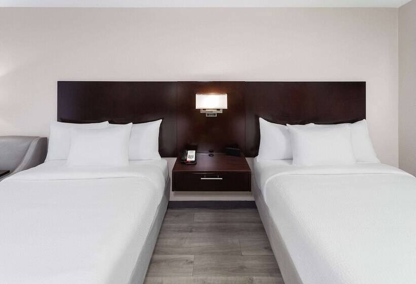 带2个双人床的标准工作室, Days Inn By Wyndham Melbourne
